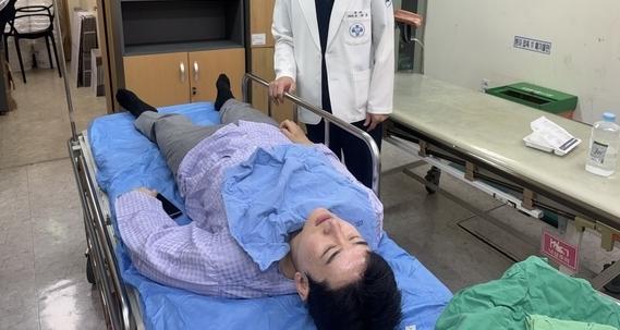 "어린놈이 무슨 시장" 출근길 인사 중 '커피 공격'…부산 정이한 병원 이송