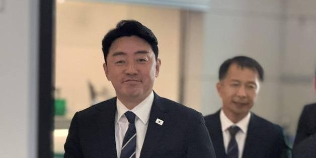 강훈식, 캐나다 특사 출국…"에너지·자원, 첨단산업 협력 확대"