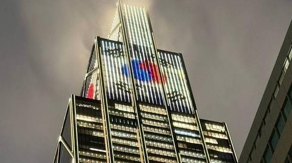 미국 뉴욕 한복판에 초대형 태극기…"SK하이닉스 나스닥 입성 축하"