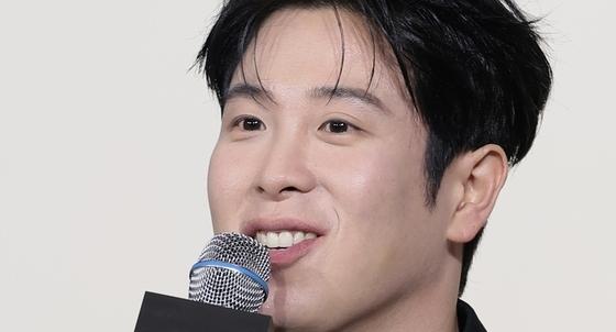가수 겸 배우 피오, 제주서 길 건너다 차에 치여 부상