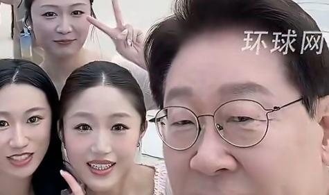 "경복궁서 깜짝 만남"…中관광객 SNS에 '李대통령과의 셀카' 화제