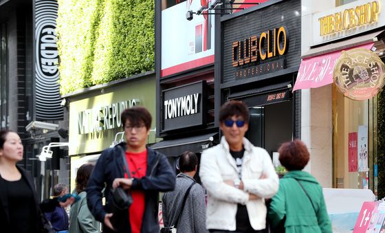 한글날 앞둔 명동 거리 외국어 간판들