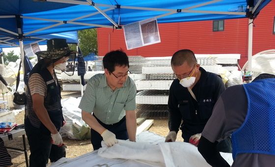 강정민 위원장, '매트리스 분리작업은 잘 되어가고 있나?'
