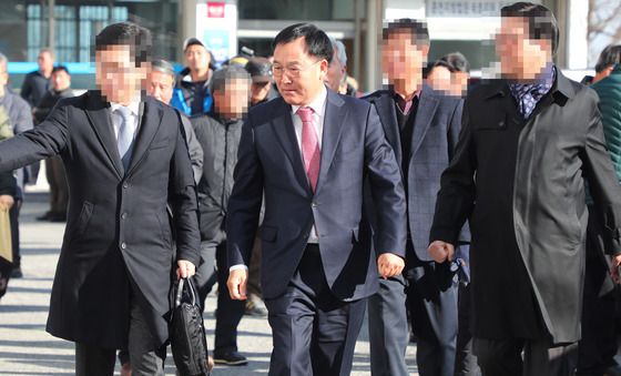 공판 종료 후 법정 나서는 김진하 양양군수