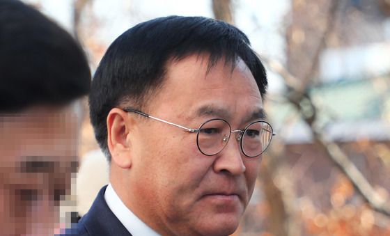 입 굳게 다문 김진하 군수