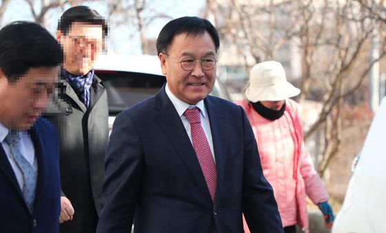 법정 나서는 김진하 양양군수