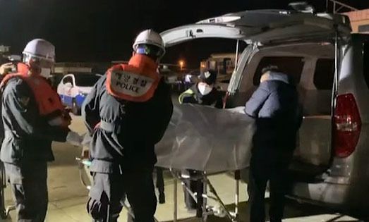 이송되는 대성호 선원 추정 시신 1구