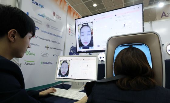 '안면피부측정기로 피부 나이 확인해요'
