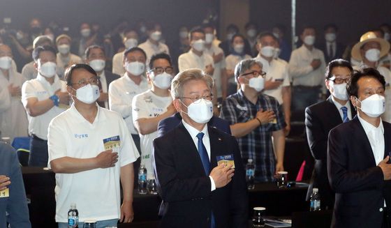 국민의례 하는 이재명 경기도 지사