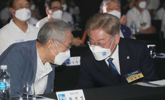 황석영 고문과 대화 나누는 이재명 경기지사