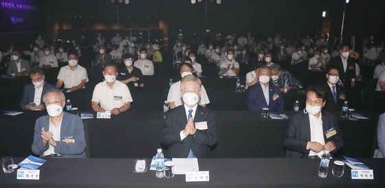 '공명포럼' 출범식 참석해 박수 치는 이재명 경기지사