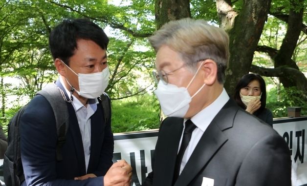 진형석 공명포럼 전북대표와 인사 나누는 이재명 지사