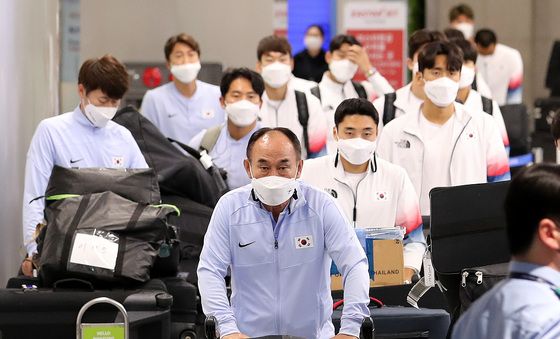 선수들 이끌고 귀국하는 김학범 감독