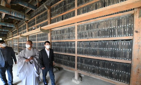 해인사 장경판전 둘러보는 최응천 문화재청장