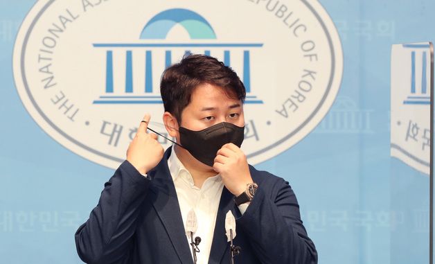 마스크 벗는 장예찬