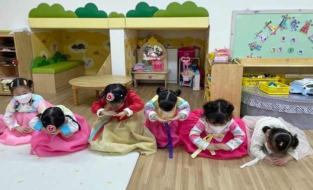 추석 맞이 절 배우는 어린이들