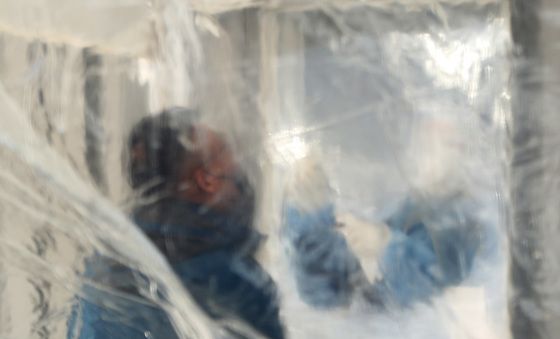 코로나19 PCR검사 받는 시민들