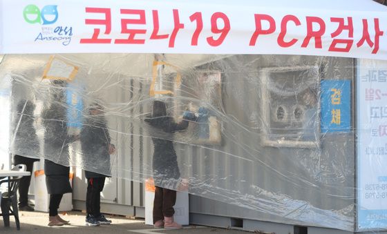 고속도로 휴게소 임시선별검사소 찾은 시민들