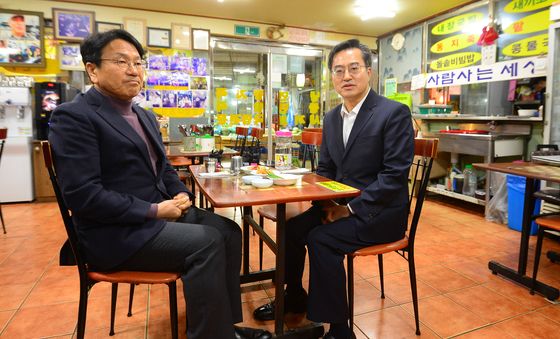 지방분권과 지역균형발전 협력 대화하는 두 사람