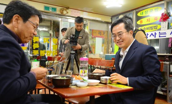故노무현 대통령 앉았던 자리서 식사하는 김동연 경기도지사