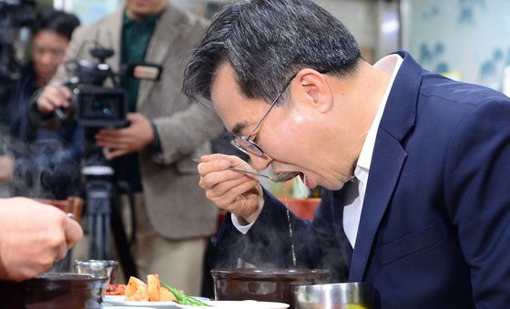양동시장서 국밥 먹는 김동연 경기도지사