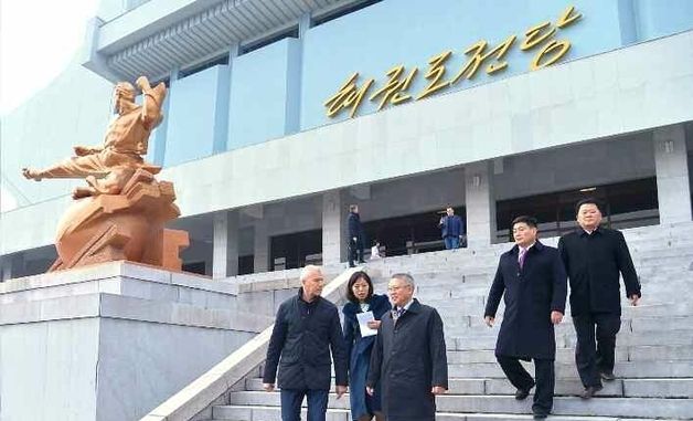 북한 체육 시설 둘러보는 러시아 체육부문 대표단