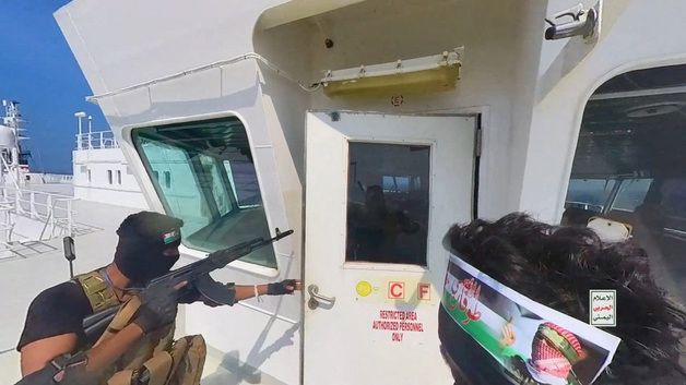 [사진] 홍해서 선박 나포하는 예멘 후티 반군