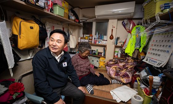쪽방촌 주민과 대화 나누는 원희룡 국토교통부 장관