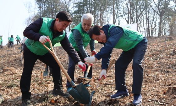 곽대훈 새마을운동중앙회장, 탄소중립 실천 나무심기 동참