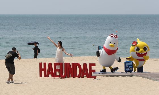 '아기상어·부기'와 기념사진 찍는 외국인 관광객들