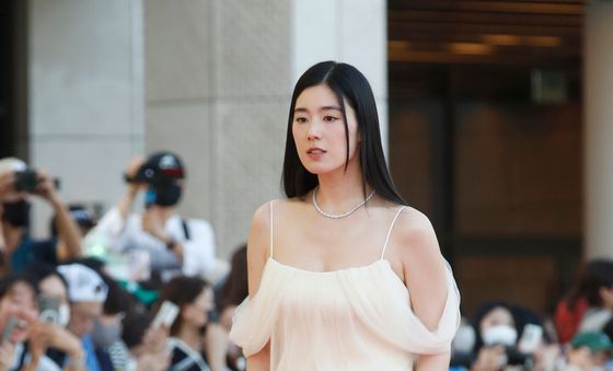 정은채, 순백의 매혹적인 자태