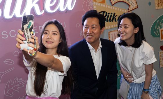 업체 관계자들과 기념 촬영하는 오세훈 서울시장