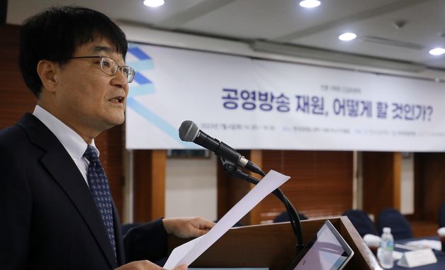 인사말 하는 강명현 학회장