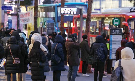 '퇴근길 한파 속 버스 기다리며'