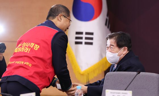 조현측 포항 수성사격장 반대대책위원장과 인사하는 유철환 권익위원장