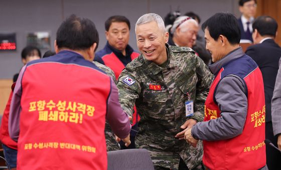 인사하는 해병대와 포항 수성사격장 반대대책위