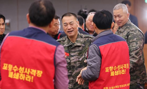 포항 수성사격장 반대대책위와 인사하는 해병대