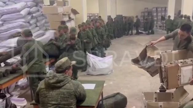 [포토] 러시아 군사 시설에서 물자 받아가는 북한군 병사들