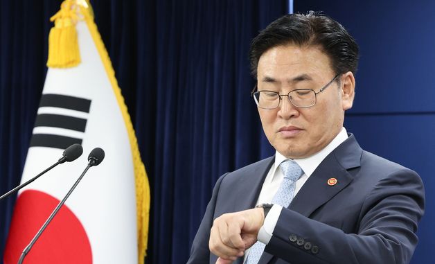 시계 보는 유상임 과학기술정보통신부 장관