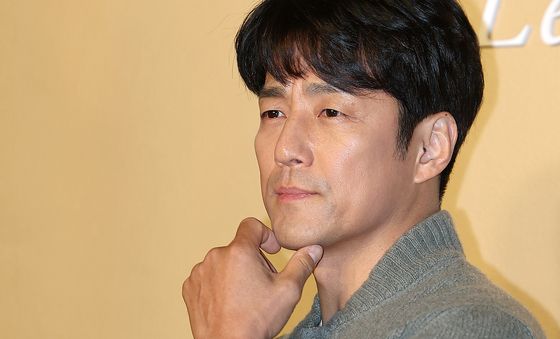 지진희, 눈빛에 빠져들어