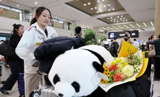 개인 최고 기록 세운 김채연, 판다와 함께 귀국