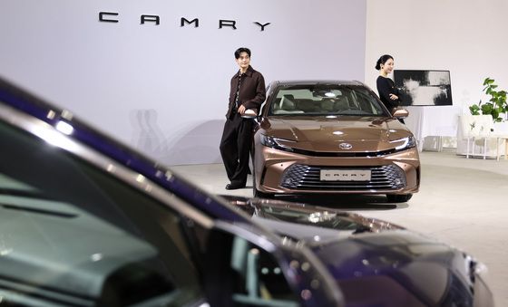 새로운 패밀리룩 적용된 2025년형 토요타 캠리 하이브리드