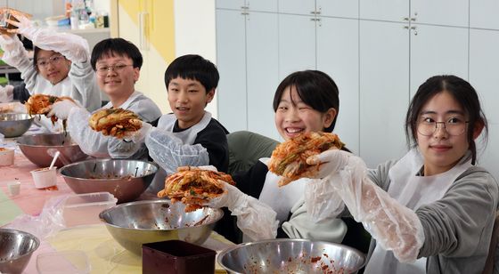 친구들과 함께 즐거운 김장 김치 담그기