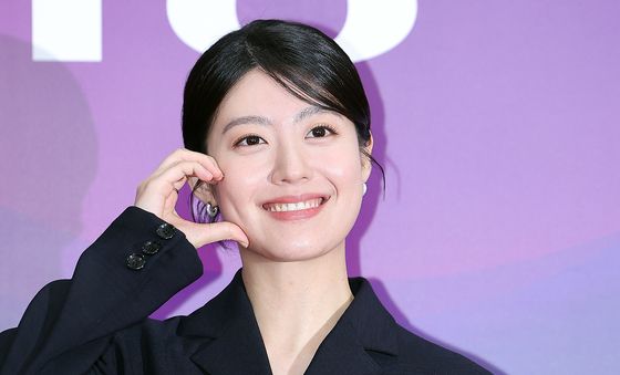 남지현, 귀여움 가득 볼하트