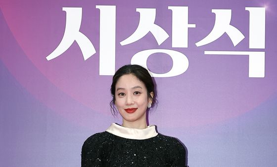 정려원, 극세사 각선미 뽐내며