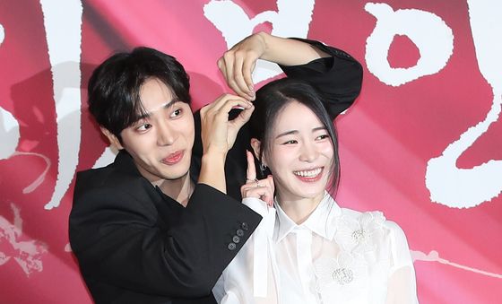 옥씨부인에게 리본 하트 하는 추영우