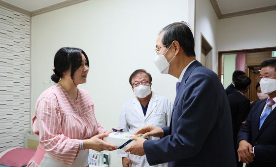 한덕수 총리, 분만취약지 지원 의료기관 방문