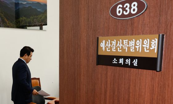 예결위 소소위 입장하는 박정 위원장