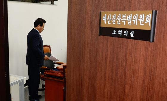 예결위 소소위 입장하는 박정 위원장