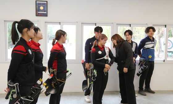 장미란 차관, 계명대 양궁부 격려